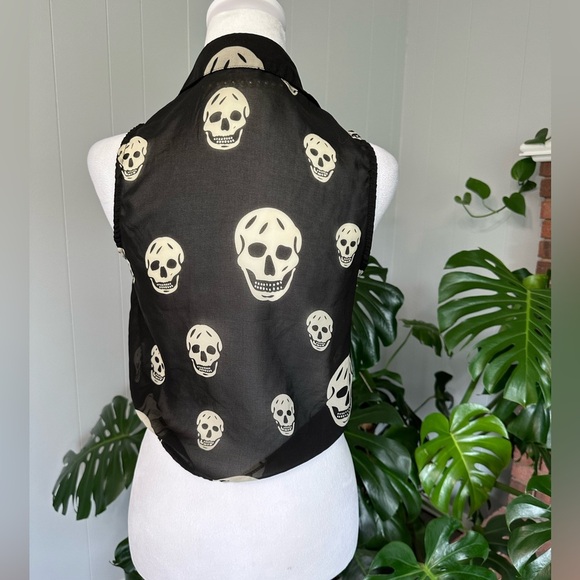 🛍️ Glam Dollz Black with white 💀 skulls button down shirt & ties bottom - Picture 6 of 7